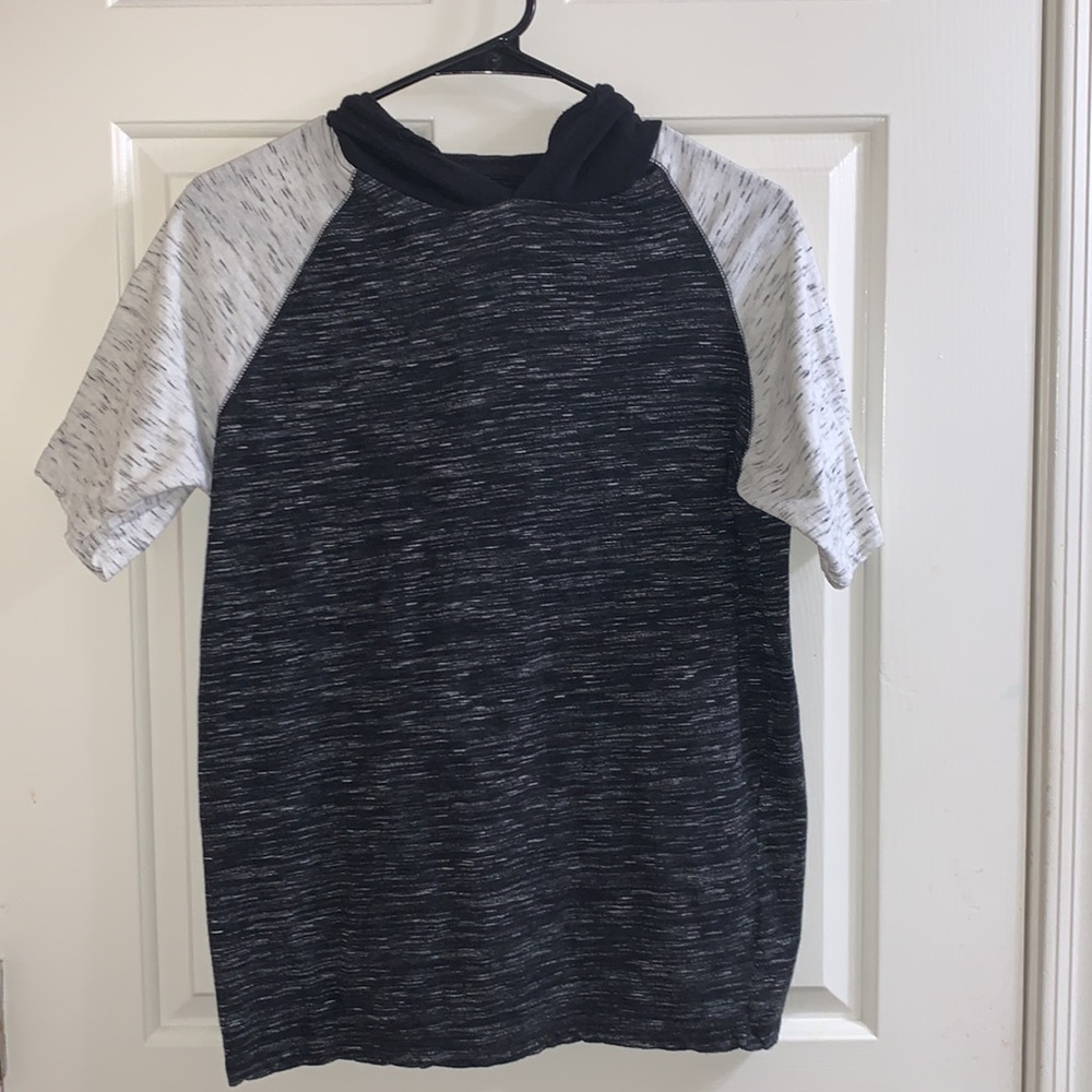 NWOT Broken Threads w/Hoodie Mens Shirt